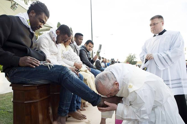 Misa Paskah, Paus Cuci dan Cium Kaki Migran