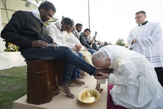 Basuh dan Cium Kaki Pengungsi Muslim, Ini Pesan Paus Fransiskus