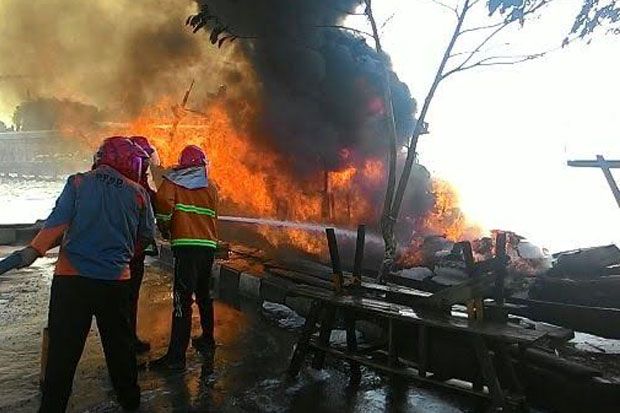 Dua Kapal di Dermaga Kartini Terbakar, 3 ABK Luka Bakar