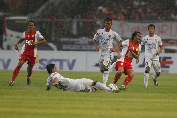 Hujan Lebat Guyur Senayan, Bali United vs PSM Makassar Ditunda
