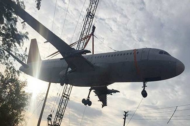 Dipindah dengan Crane, Air India Jatuh dari Ketinggian 18 Meter