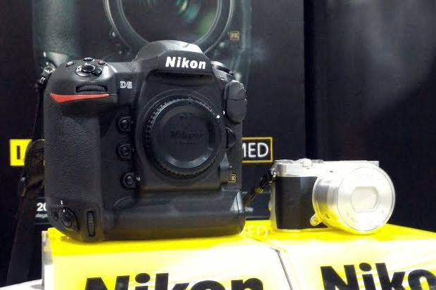 Nikon Luncurkan Kamera SLR D5 dan Mirroless  J5