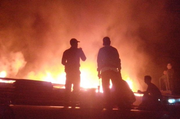 Api yang Membakar Pabrik Mebel Milik Jokowi Membesar