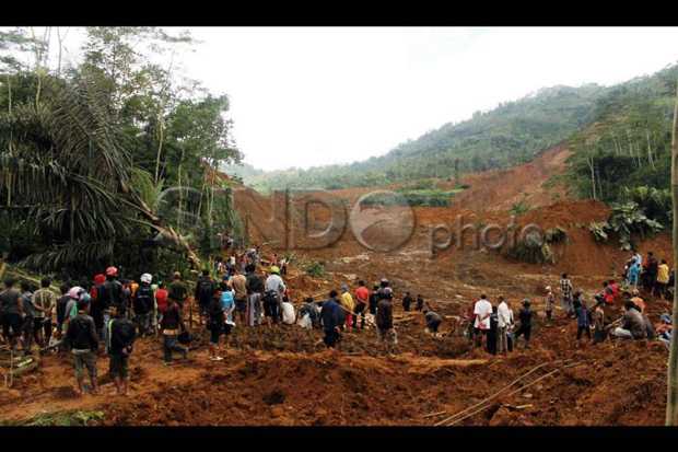 Ratusan Warga Lereng Gunung Wilis Terlantar di Pengungsian