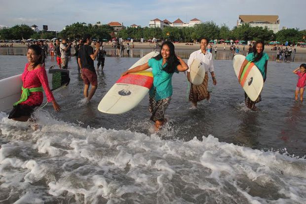 Peringati Hari Kartini, Wanita di Bali Surfing Pakai Kebaya