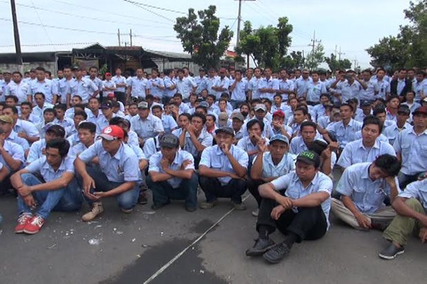 Ribuan Buruh PT SUB Jombang Masih Kepung Pabrik