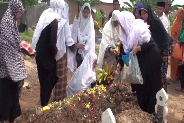 Isak Tangis Iringi Pemakaman Kru Salam TV yang Tewas Dirampok