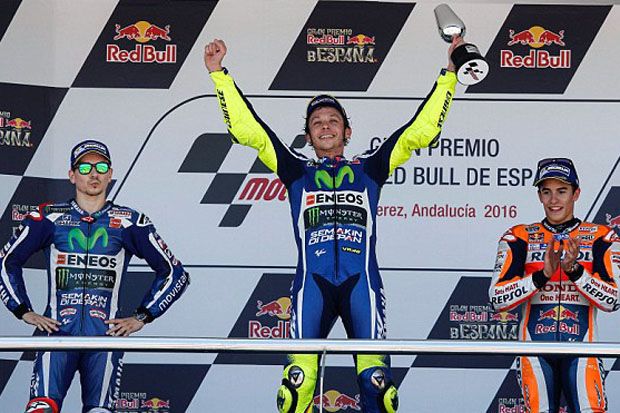 Rossi Sumbangkan Trofi Kemenangan Jerez kepada Lorenzo