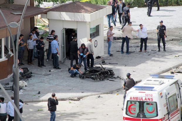 Bom Mobil Hantam Markas Polisi di Turki