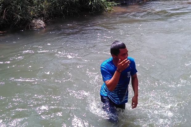 Buang Sial Pasca-Bebas dari Abu Sayyaf, Bayu Ceburkan Diri ke Sungai