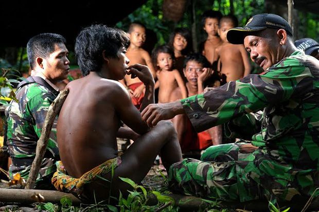 TNI Obati Warga Suku Anak Dalam Terserang Cacar di Tengah Hutan