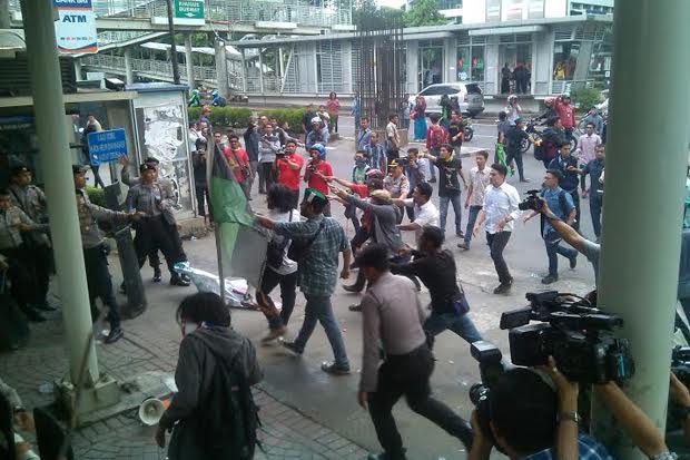 Kecewa Saut Situmorang, Demo HMI di Depan Gedung KPK Ricuh