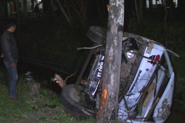 Truk Pengangkut Kayu Tabrak Pohon lalu Tercebur ke Sungai