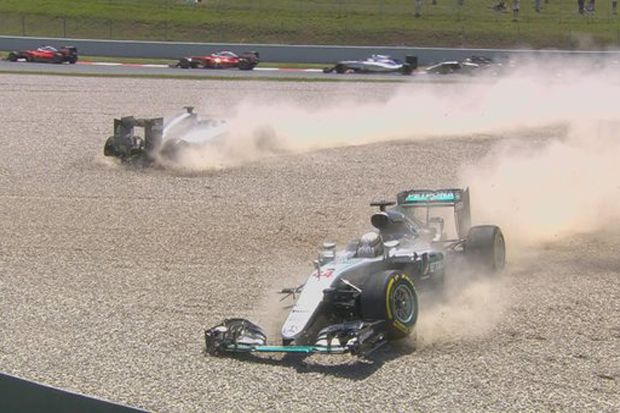 Tabrakan, Hamilton dan Rosberg Gagal Selesaikan Lomba