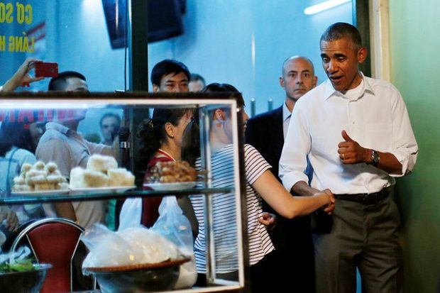 Kunjungi Vietnam, Obama Blusukan untuk Santap Sup Babi