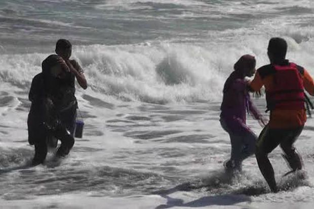 Lima Orang Tergulung Ombak Pantai Baron, Satu Hilang