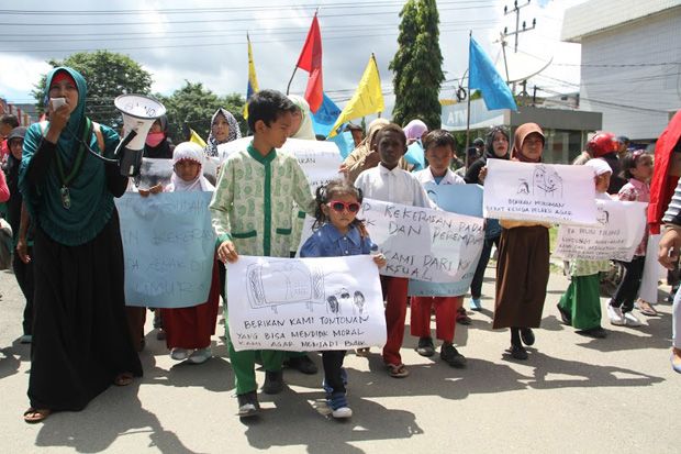 Bocah SD Diperkosa Kakek Tiri, Puluhan Massa Demo Kantor Polisi