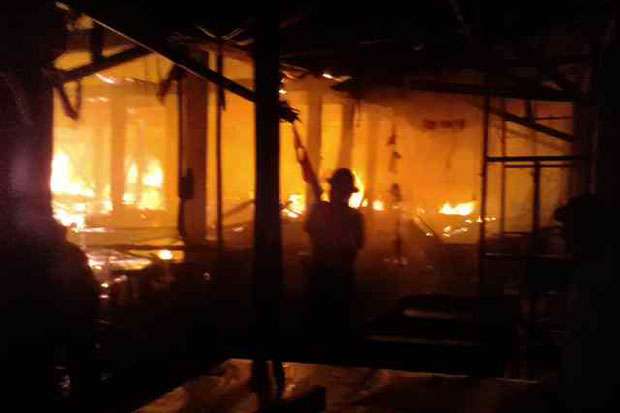 Sudah 4 Jam, Api Masih Berkobar di Pasar Besar Kota Malang