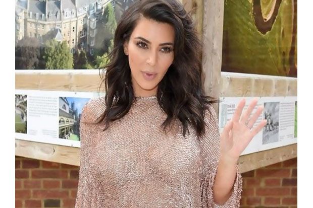 Kim Kardashian Rendam Gaun Couture di Air Teh