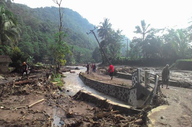Warga Korban Banjir Bandang Cisalak Minta PLN Normalkan Listrik