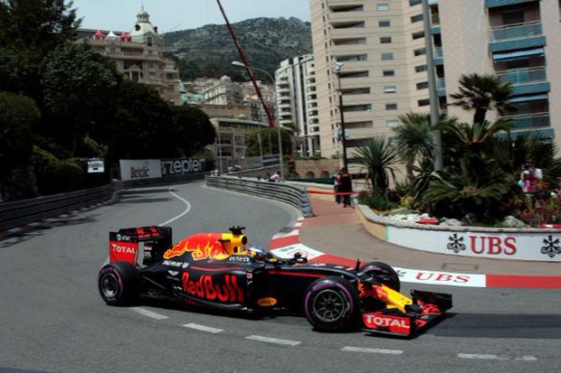 Ricciardo Rebut Pole Pertamanya, Verstappen Terseok di Belakang Rio Haryanto