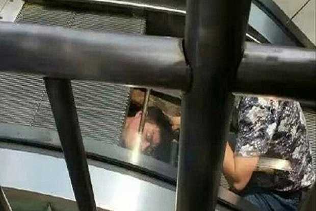Tersedot Eskalator, Pria China Dievakuasi Secara Dramatis