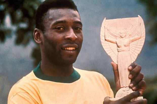Pele Bakal Lelang Trofi Piala Dunia 1970