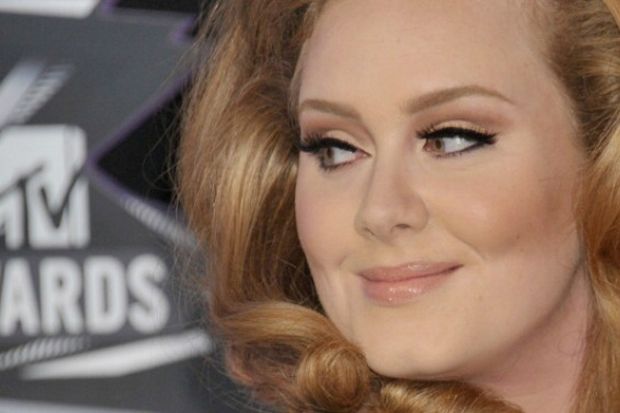 Adele Tegur Penggemar yang Merekamnya Saat Konser