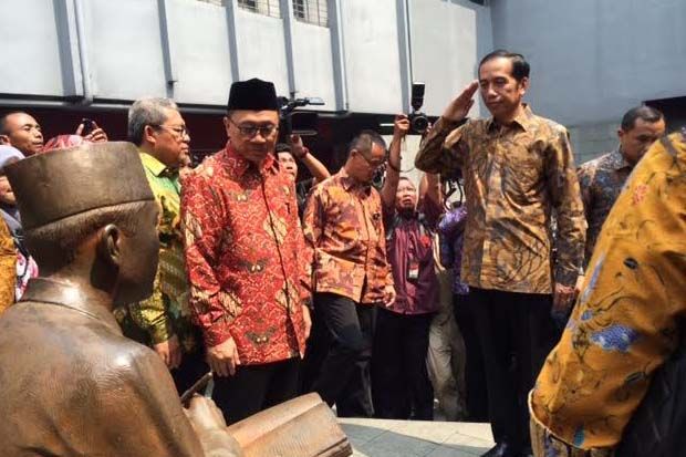 Ke Penjara Banceuy, Jokowi Beri Hormat Patung Soekarno