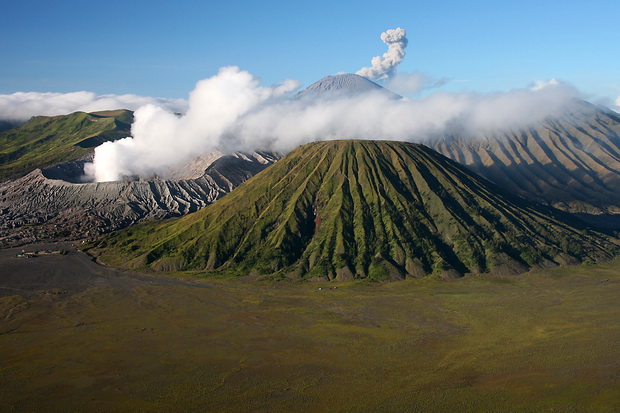 Gunung Bromo Keluarkan Abu Vulkanik dan Sinar Api