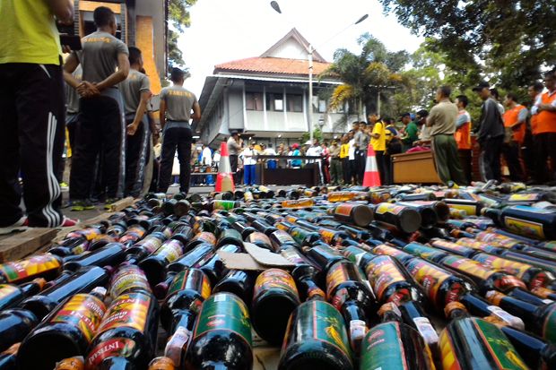 Jelang Ramadhan, Polres Garut Musnahkan Ribuan Botol Miras
