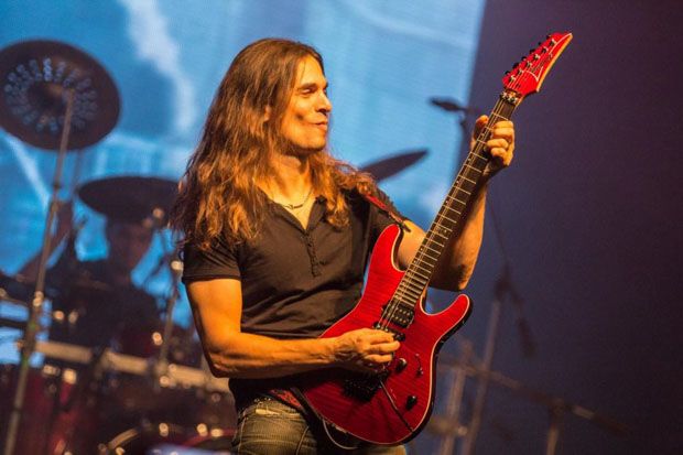 Skill Gitaris Indonesia Bikin Takjub Kiko Loureiro dari Megadeth