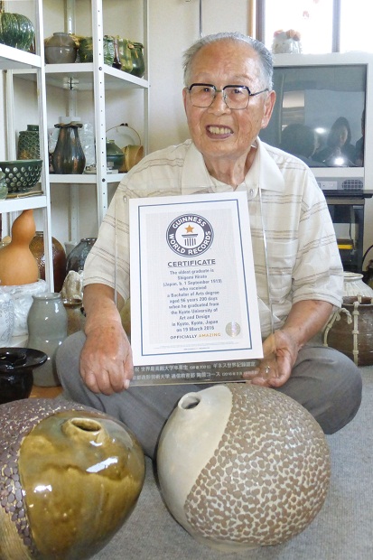 Lulus di Usia 96 Tahun, Pria Ini Wisudawan Tertua di Dunia