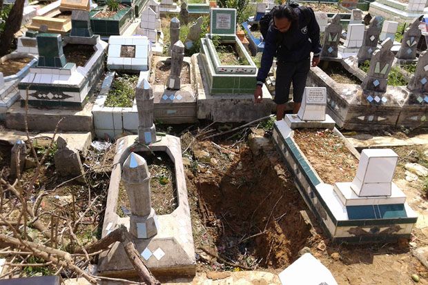 Batu Nisan Makam Berusia Puluhan Tahun Dicuri