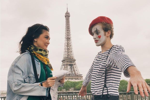 Bertemu Badut di Paris, Luna Maya Terlihat Bahagia