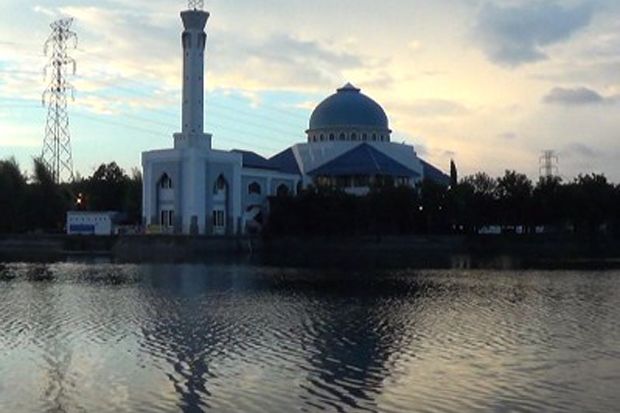 Terletak di Tengah Danau, Masjid Baiturrozaq Dibanjiri Warga