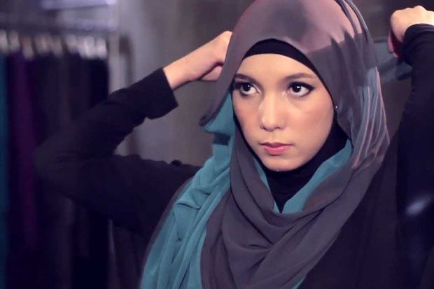 Tips Hijab Sederhana dengan Minim Jarum Pentul