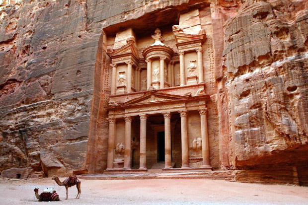 Monumen Besar Ditemukan Terkubur di Bawah Situs Petra Yordania