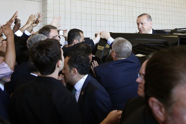 Presiden Turki Dilaporkan Ngambek dalam Prosesi Pemakaman Ali