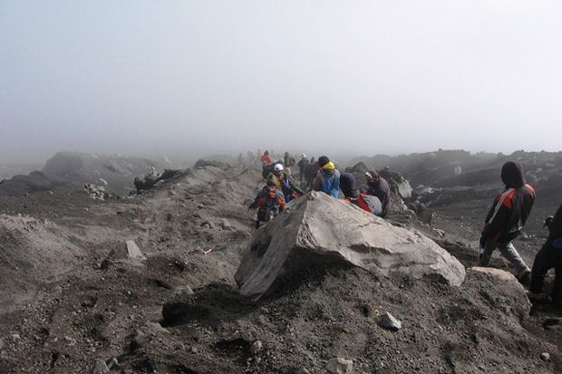Tim SAR Terus Cari Pendaki Swiss yang Hilang di Semeru