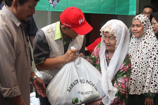 Muslim Aid Indonesia-PKPU Salurkan Bantuan di Kampung Pemulung