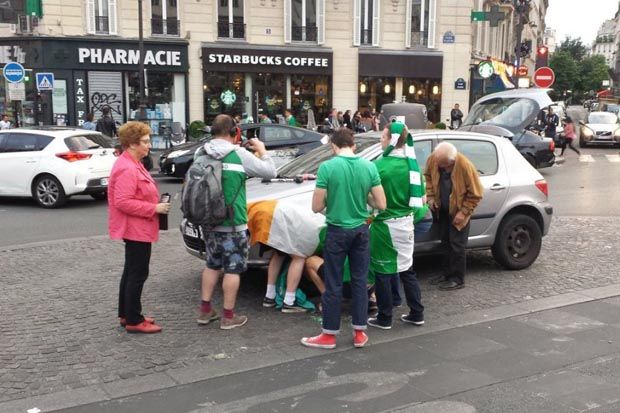 Jauhi Tawuran, Fans Irlandia Justru Sebar Kebaikan di Jalan