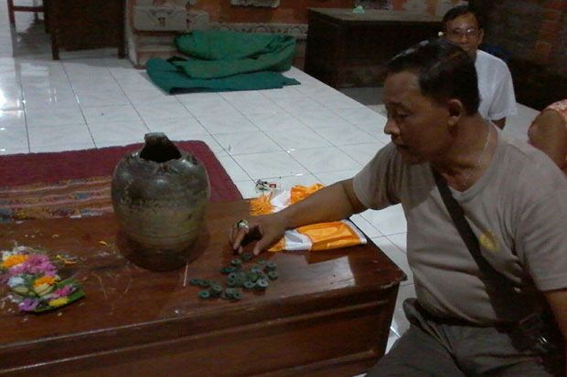 Guci Kuno Penuh Uang Kepeng Ditemukan di Jembrana Bali