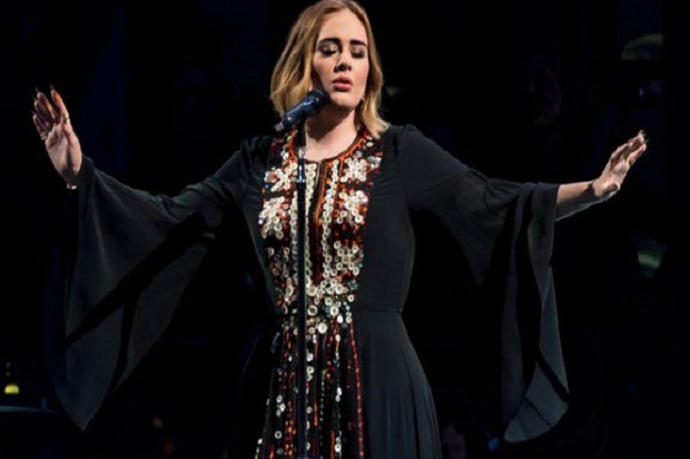 Adele Kenakan Gaun yang Dibuat Selama 200 Jam