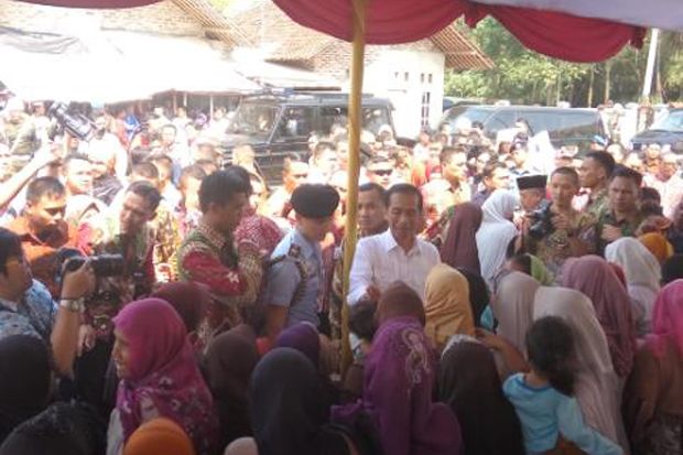 Jokowi Bagi-Bagi Sembako di Serang