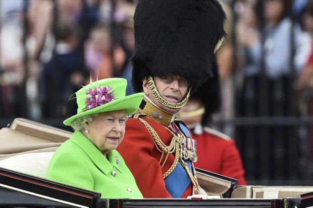 Berkat Ratu Elizabeth II, Penjualan Busana Neon Meningkat