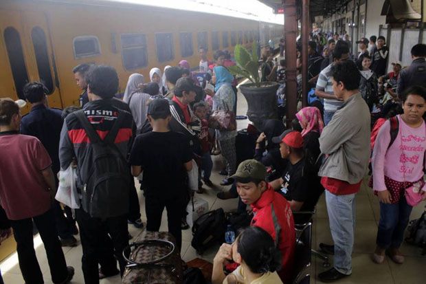 Akibat Banjir, Ratusan Pemudik KA di Stasiun Gubeng Terlantar