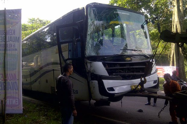 Bus Merak-Banjarsari Tabrak Pohon di Nagreg