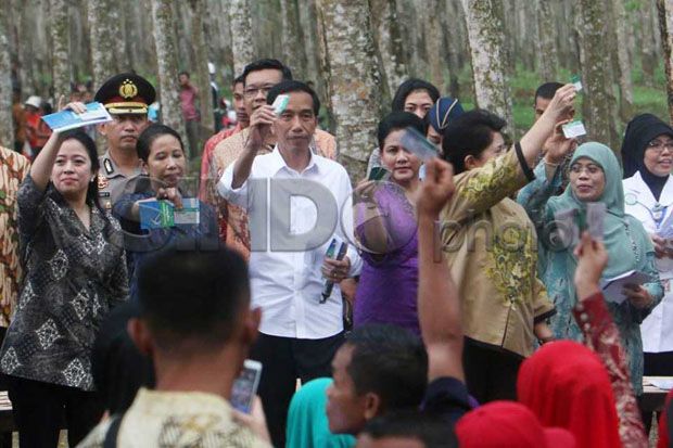 Jokowi Bagikan Sembako Kepada Masyarakat Banten