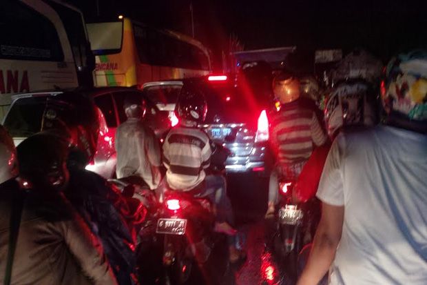 Jelang Tengah Malam, Pantura Kabupaten Tegal Lumpuh